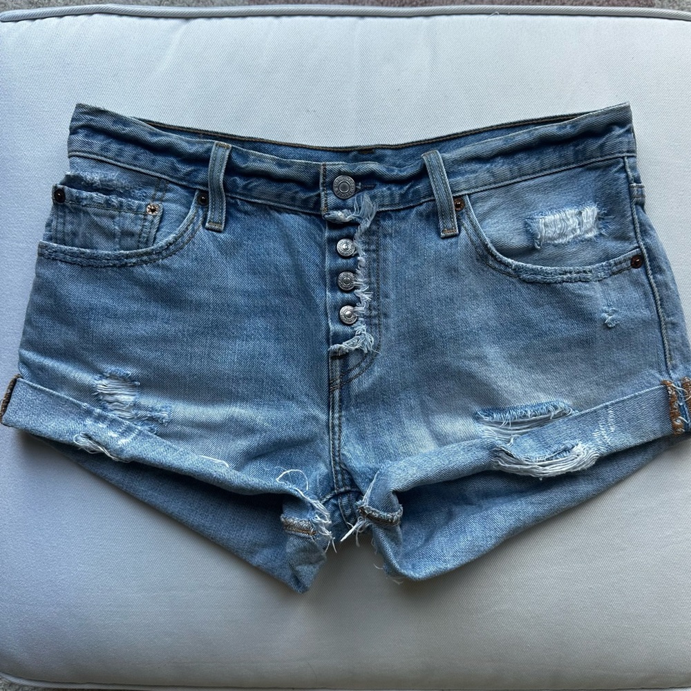 Levi’s Distressed Denim Shorts | Size 27